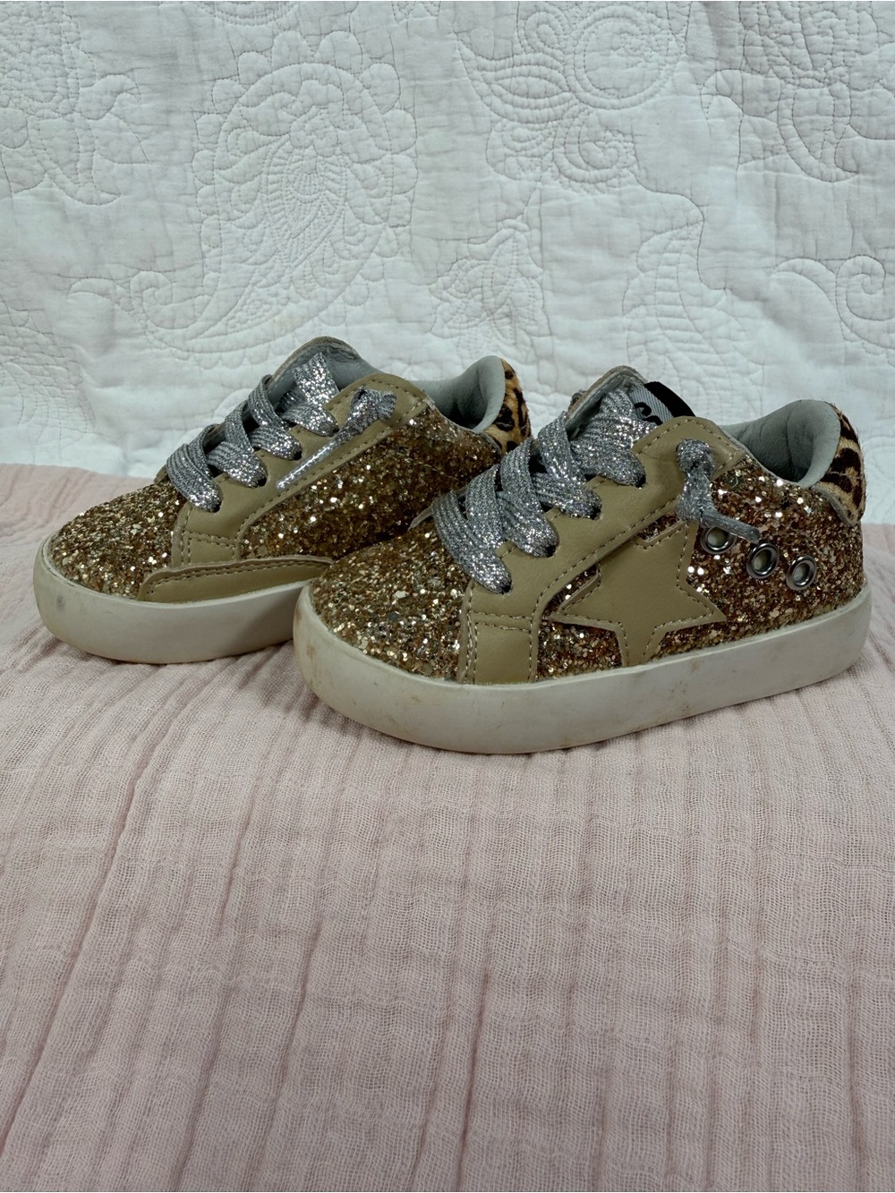Kids Glitter Star Lace-Up Sneakers in Gold
